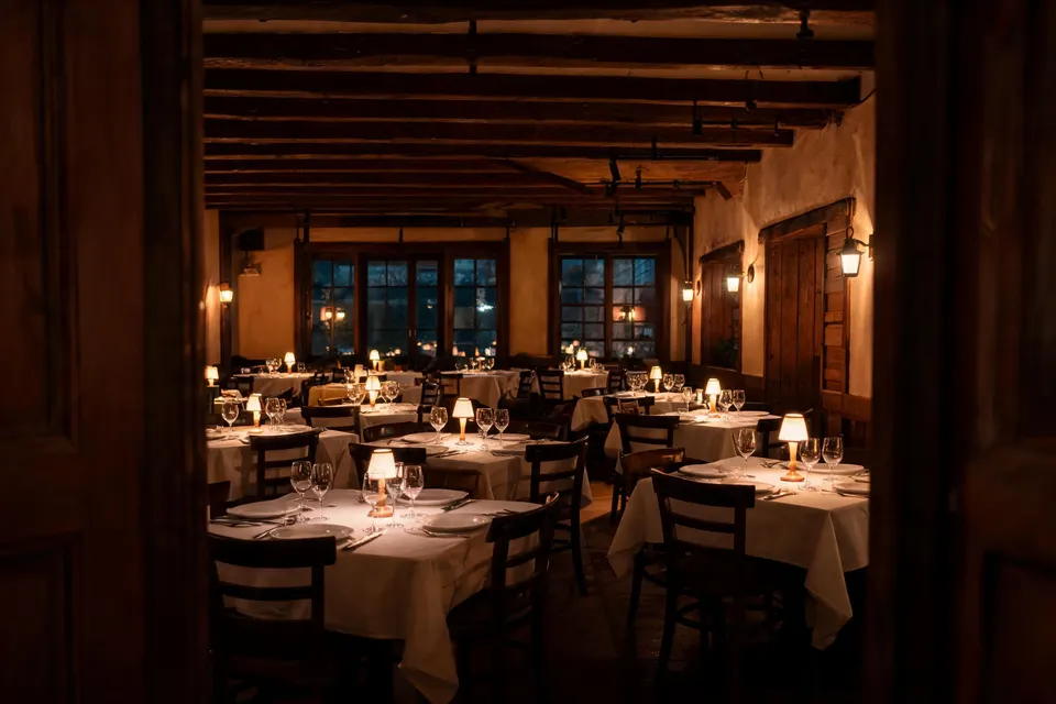 Stimmungsvoll gedeckte Tische im Restaurant