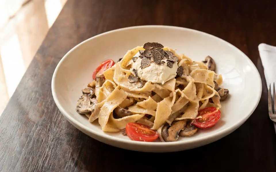 Pappardelle in Trüffelrahm mit Pilzen, Cherrytomaten, Mascarpone und Trüffelhobeln